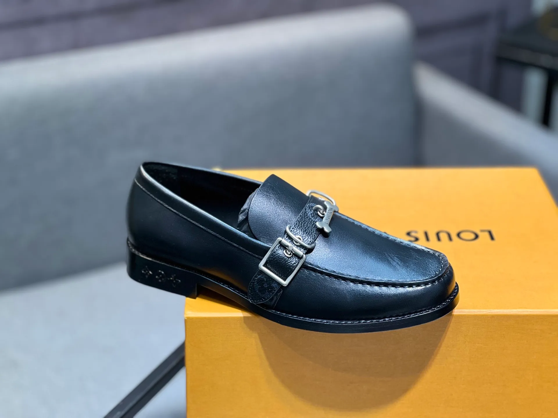 Men's shoes 💰960 LV top luxury brand, high-quality men's business formal leather shoes, imported genuine leather soles! Customized imported leather, the first layer of open-edge beaded lacquered cowhide, the texture is incomparable, the imported cowhide lining, high-end high-end shoes, don't miss it! size:39-44 (Male 38 45 46 customized)
